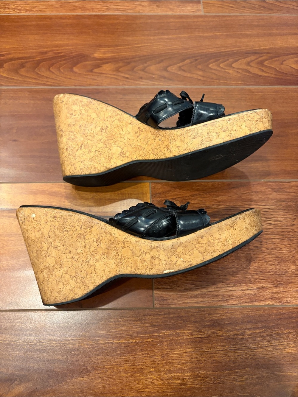ellemenno Black Knotted Scalloped Cork Wedge Slides - Picture 4 of 10